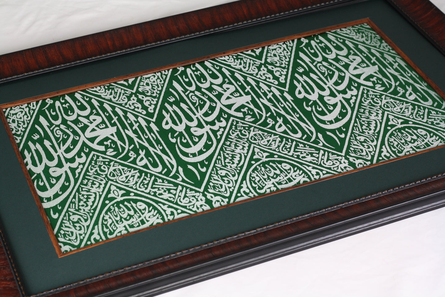 Uniek fragment van groene doek uit het graf van de profeet Mohammed (vrede zij met hem) in Medina