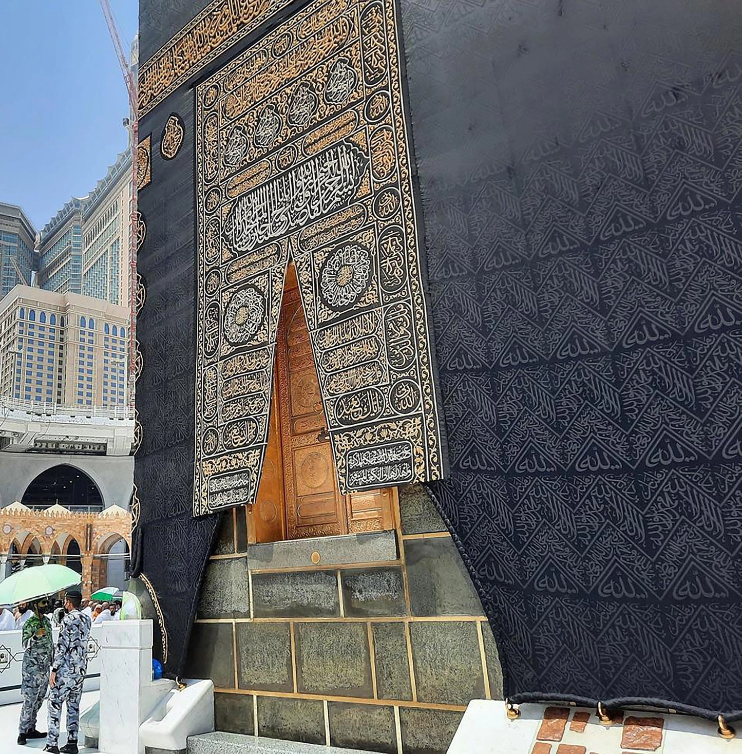 Een zeldzaam onderdeel van de heilige kaaba zwarte kiswa. (buitenste afdekdoek) met COA